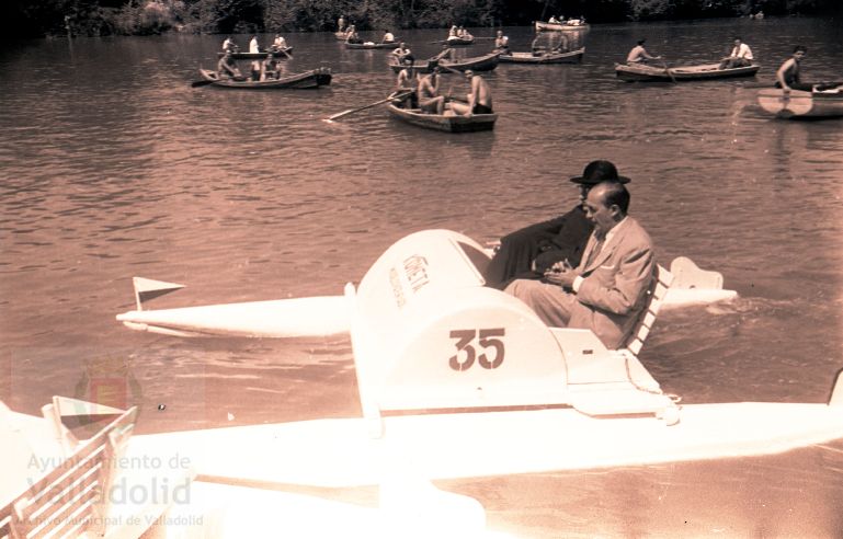 El 15 de agosto de 1958 tenía lugar en el río Pisuerga, frente a la piscina Samoa, la bendición e inauguración de los patines acuáticos 'Kometa' | Al acto asistieron al alcalde accidental señor Bulnes y otras autoridades