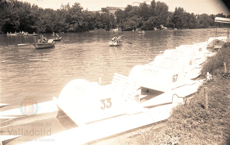 El 15 de agosto de 1958 tenía lugar en el río Pisuerga, frente a la piscina Samoa, la bendición e inauguración de los patines acuáticos 'Kometa' | Al acto asistieron al alcalde accidental señor Bulnes y otras autoridades