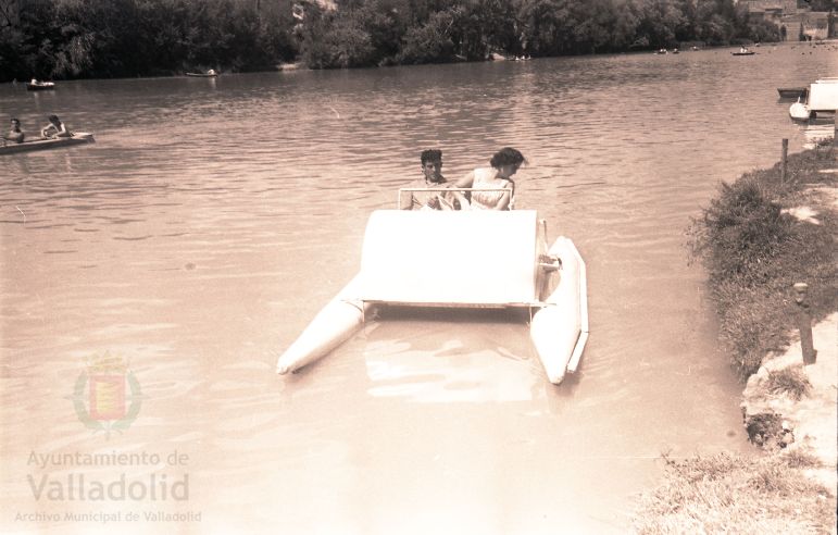 El 15 de agosto de 1958 tenía lugar en el río Pisuerga, frente a la piscina Samoa, la bendición e inauguración de los patines acuáticos 'Kometa' | Al acto asistieron al alcalde accidental señor Bulnes y otras autoridades