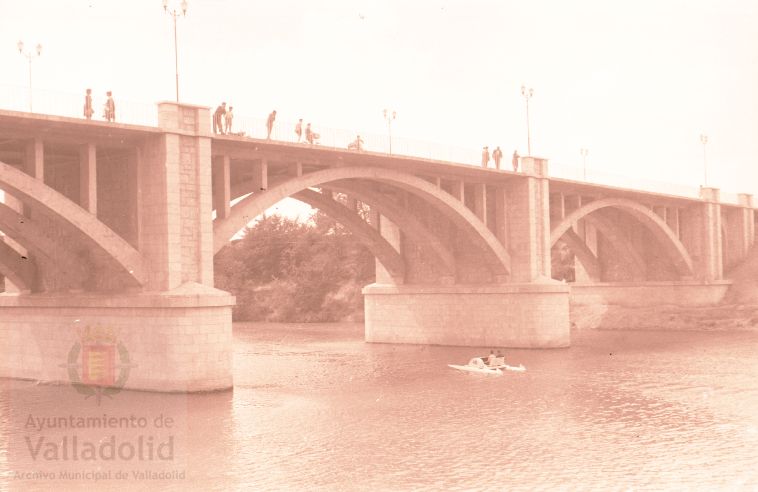 El 15 de agosto de 1958 tenía lugar en el río Pisuerga, frente a la piscina Samoa, la bendición e inauguración de los patines acuáticos 'Kometa' | Al acto asistieron al alcalde accidental señor Bulnes y otras autoridades