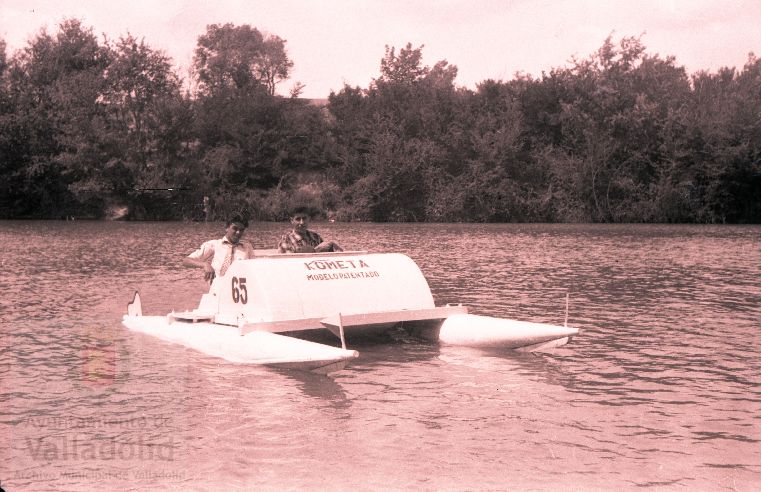 El 15 de agosto de 1958 tenía lugar en el río Pisuerga, frente a la piscina Samoa, la bendición e inauguración de los patines acuáticos 'Kometa' | Al acto asistieron al alcalde accidental señor Bulnes y otras autoridades
