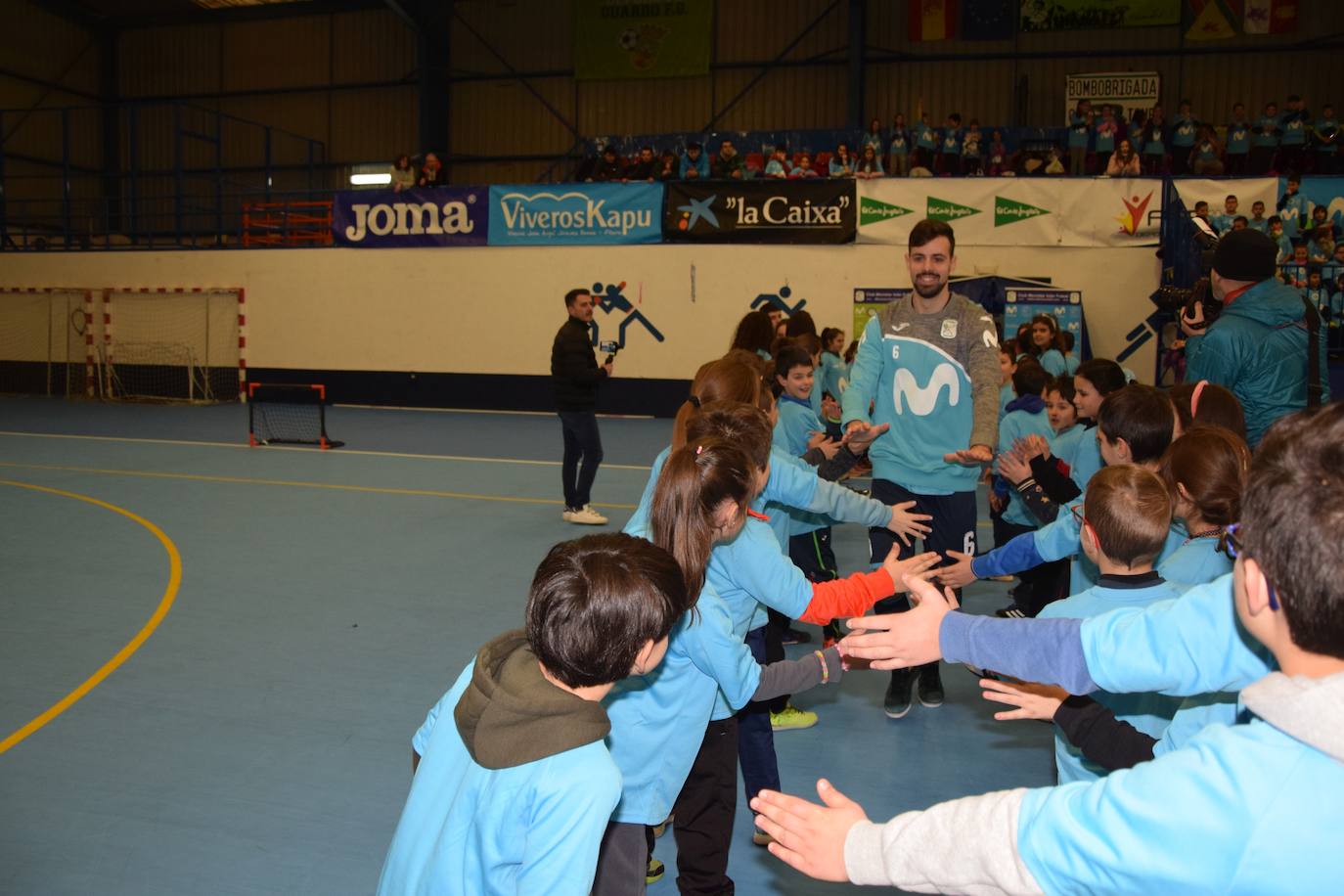 Medio millar de escolares disfrutaron de sus ídolos en la Bombonevera. 