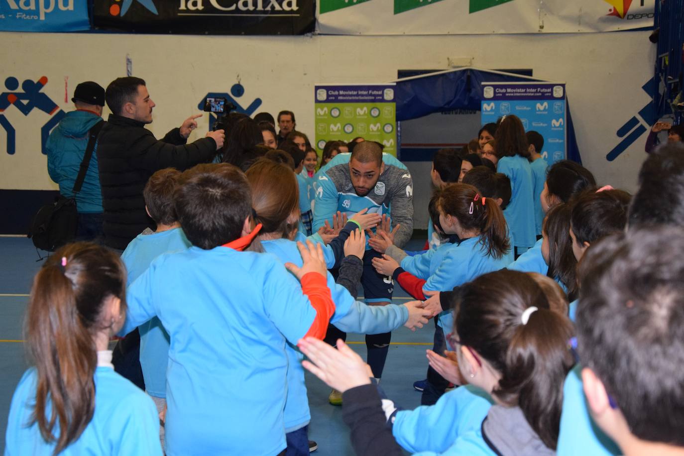 Medio millar de escolares disfrutaron de sus ídolos en la Bombonevera. 