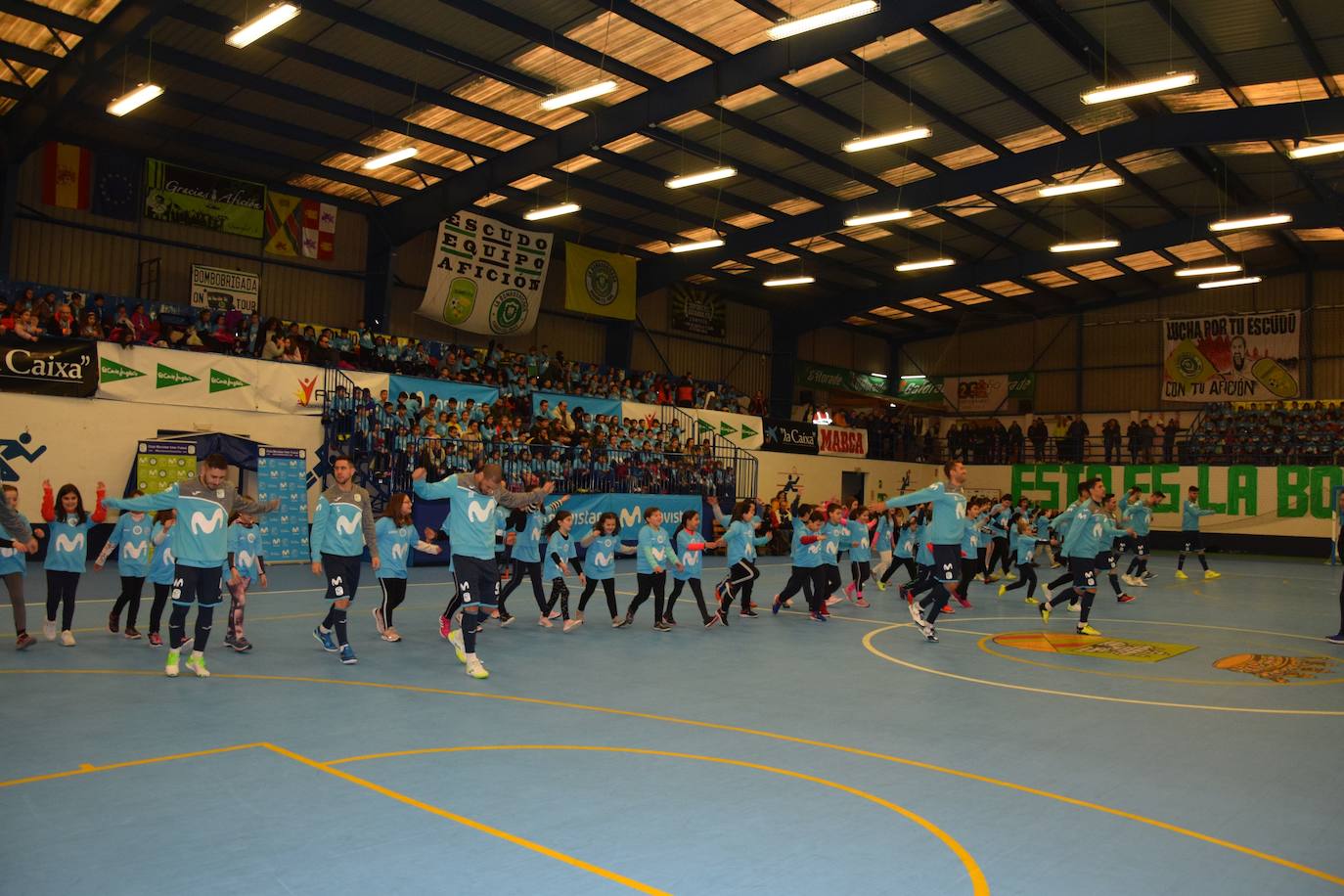 Medio millar de escolares disfrutaron de sus ídolos en la Bombonevera. 