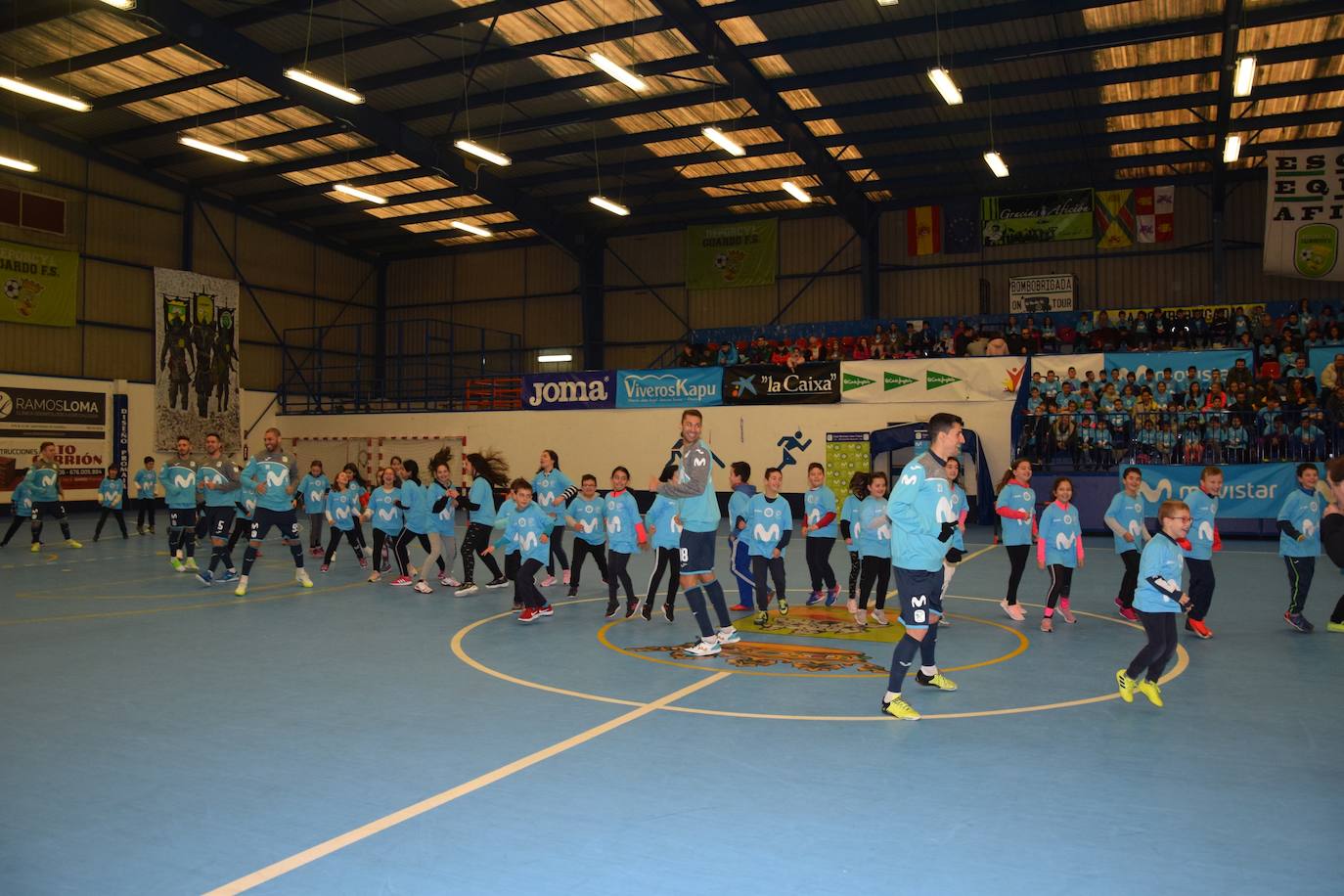 Medio millar de escolares disfrutaron de sus ídolos en la Bombonevera. 