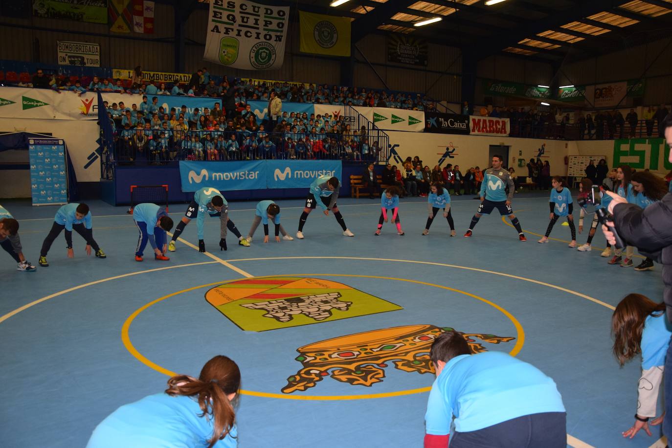 Medio millar de escolares disfrutaron de sus ídolos en la Bombonevera. 