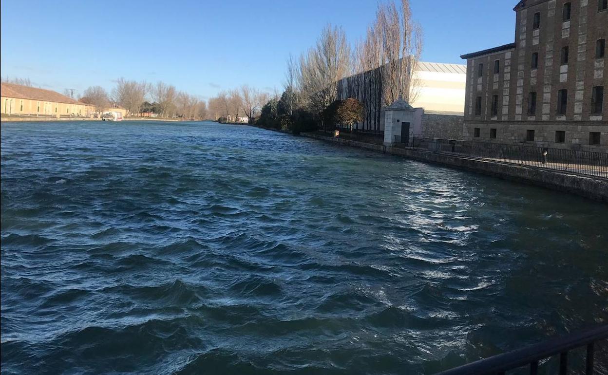 Olas en el Canal de Castilla