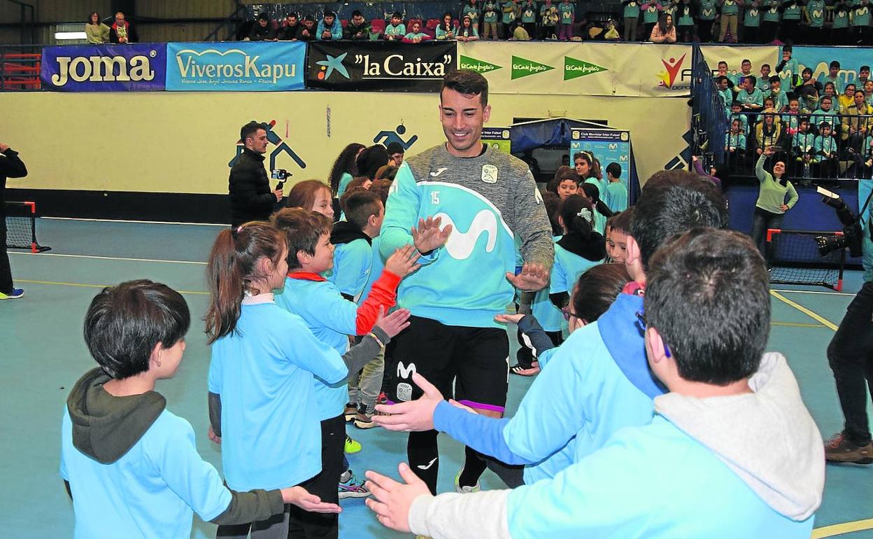 El portero Álex González choca con los niños que hacen pasillo para saludar a los jugadores del Movistar Inter. 