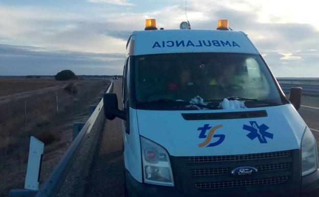 Foto de la ambulancia parada en la autovía tomada por un paciente. 