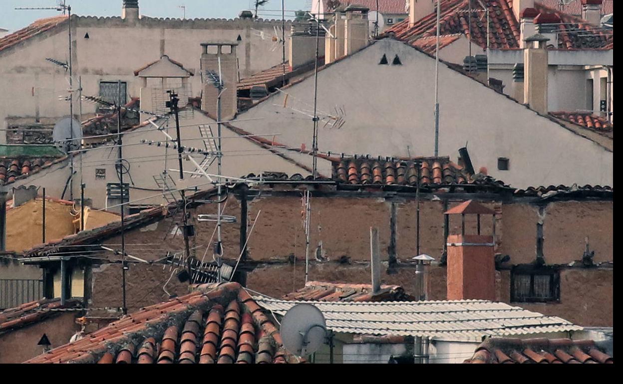 Antenas en tejados de edificios de Segovia. 