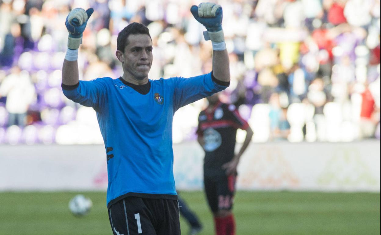 El portero del Real Valladolid Jaime celebra la victoria frente al Deportivo de La Coruña en la jornada 35 de la temporada 2012-2013 en Primera División, que supuso la salvación matemática del club blanquivioleta. 