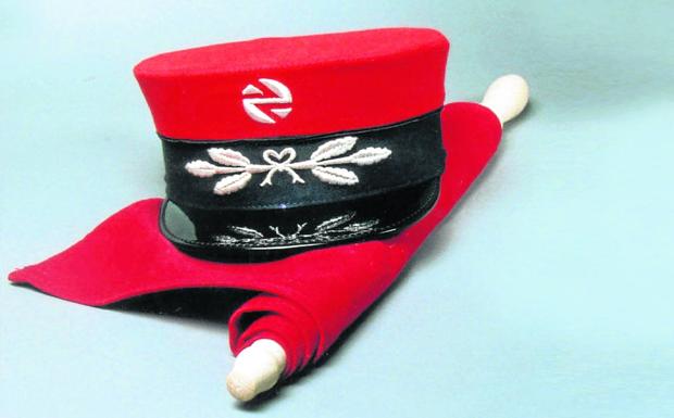 El gorro y el banderín, principales instrumentos de los factores de Renfe. 