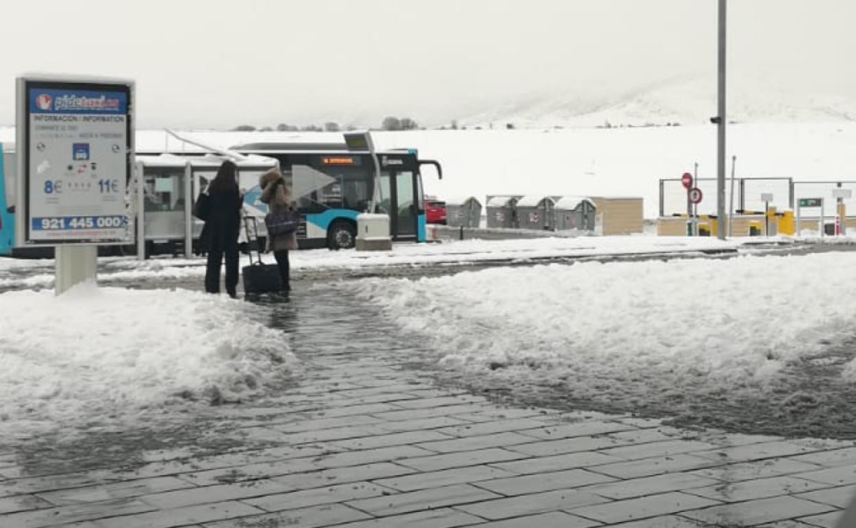 Adif ha despejado un camino para que los usuarios puedan abrirse paso entre la nieve al bajar del tren.