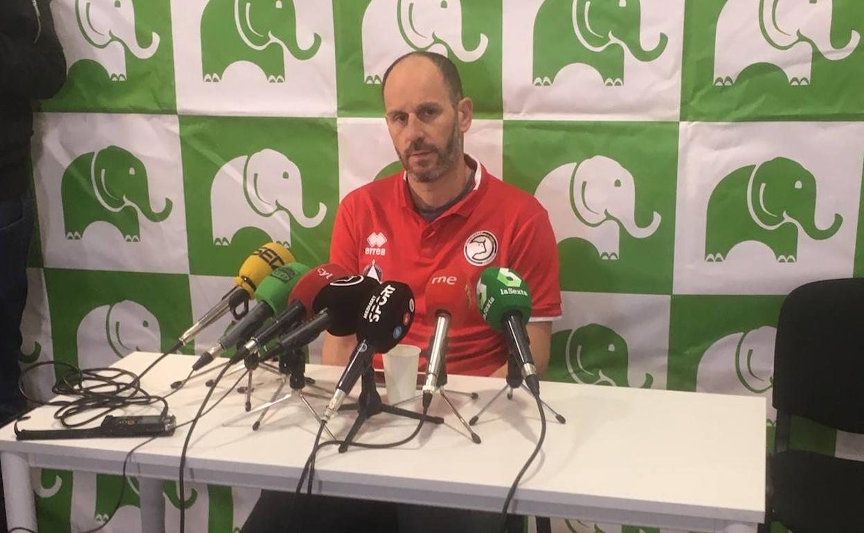 Jabi Luaces, durante la rueda de prensa en Ecotisa. 