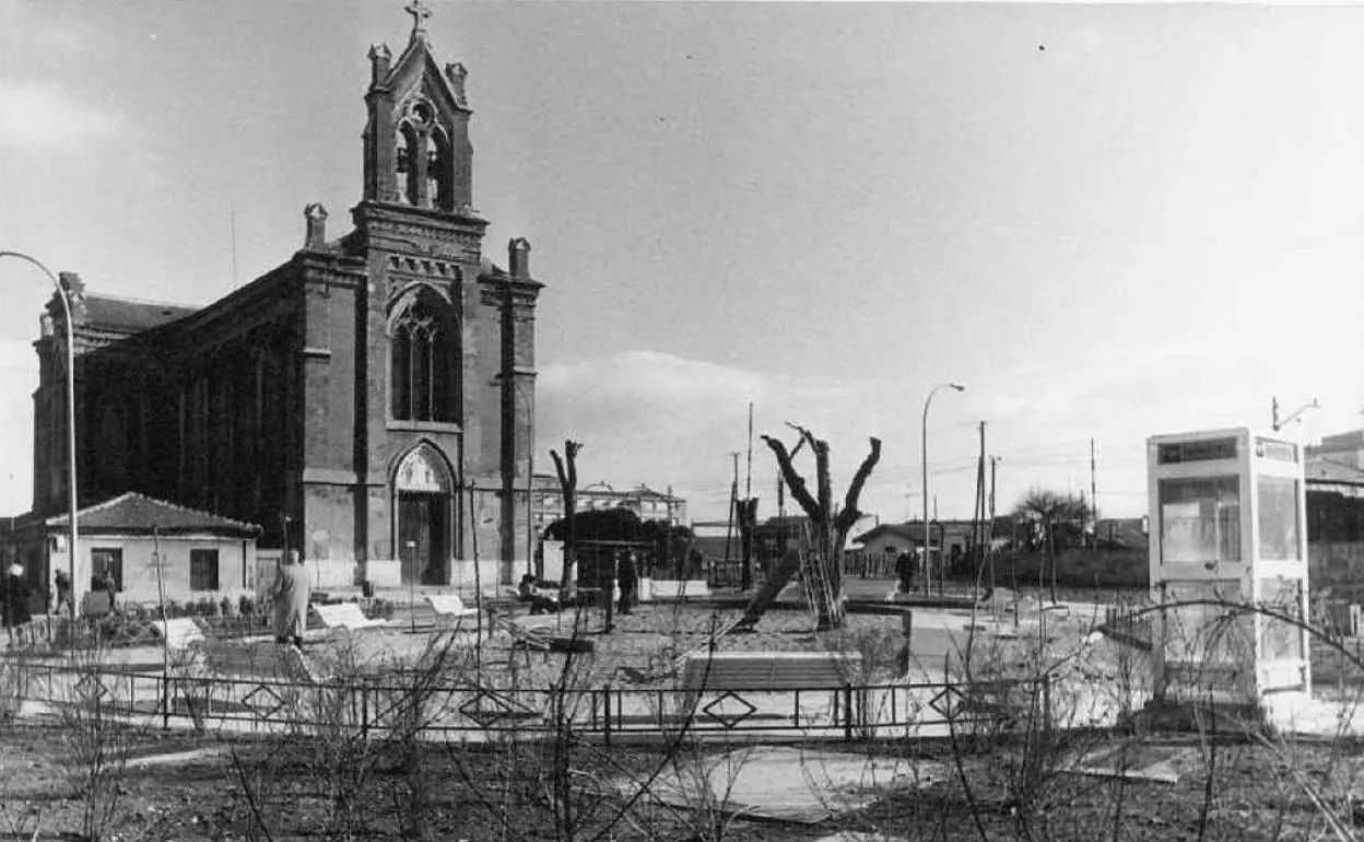 La iglesia de Nuestra Señora del Pilar, con la plaza-parque a la que miraba hace años.