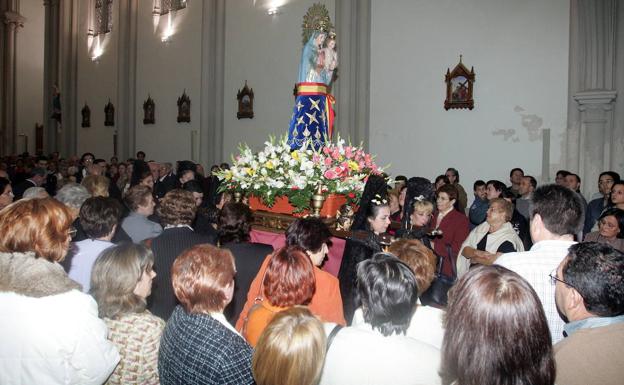 Imagen principal - Celebración en la que los fieles sacan a hombros la imagen de la Virgen del Pilar, en 2005. El antiguo paso a nivel, en el que se aprecia la cercanía de la parroquia con la vía. Obras de urbanización en la Plaza de Rafael Cano en 1981, junto a la iglesia de la Pilarica.