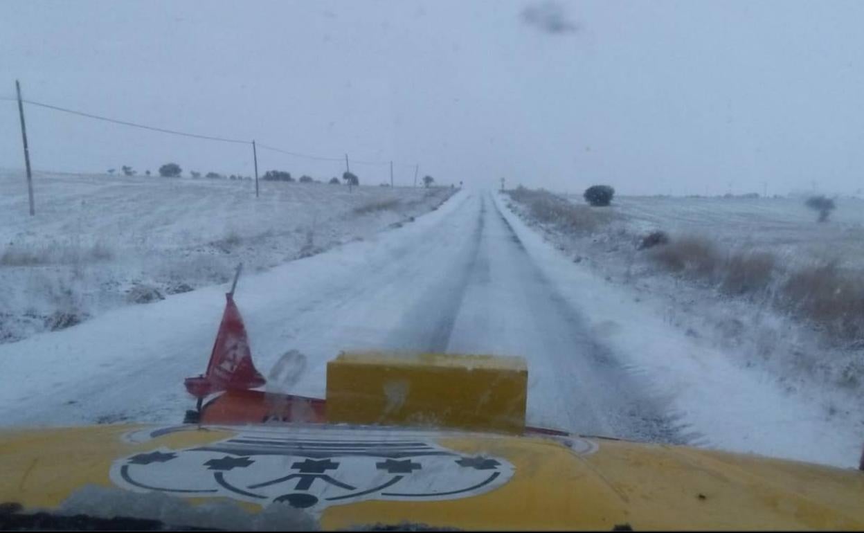 Máquina quitanieves despeja una carretera abulense.