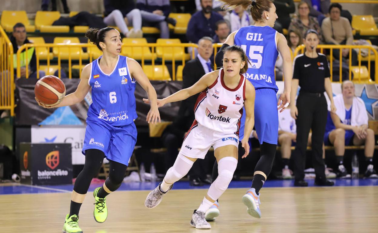 Silvia Domínguez y Laura Gil en un partido con Avenida. 