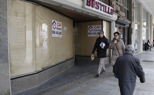 Establecimientos cerrados en la Calle Mayor de Palencia. 