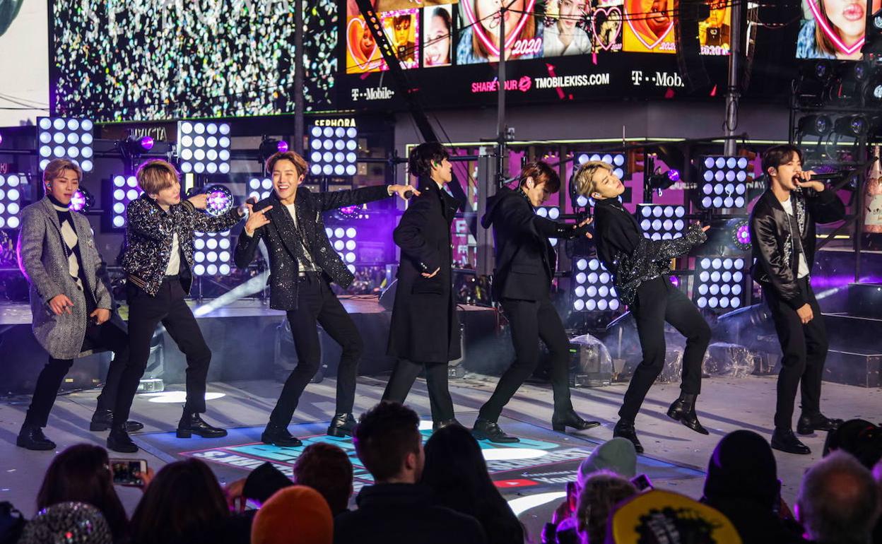 Los componentes de la banda surcoreana BTS durante su actuación de año nuevo en Times Square, Nueva York.