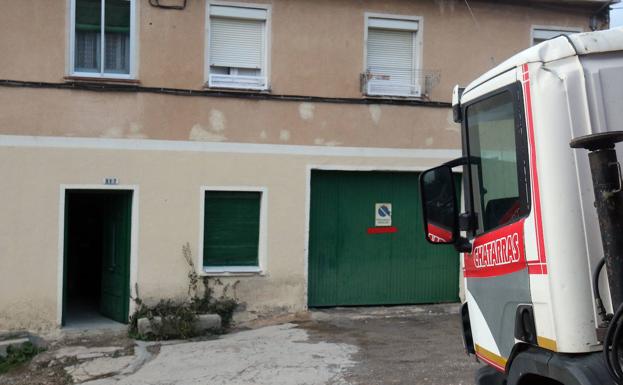 Entrada a la vivienda del fallecido, en la calle Carretera de Trescasas.