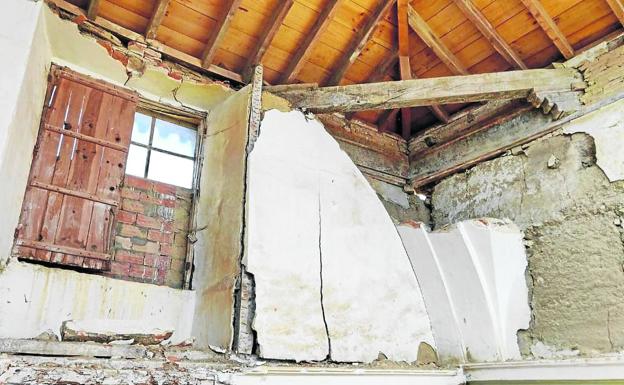 Los escasos restos que aún se conservan en el coro alto de la iglesia del convento de San Bernardino de Cuenca de Campos.