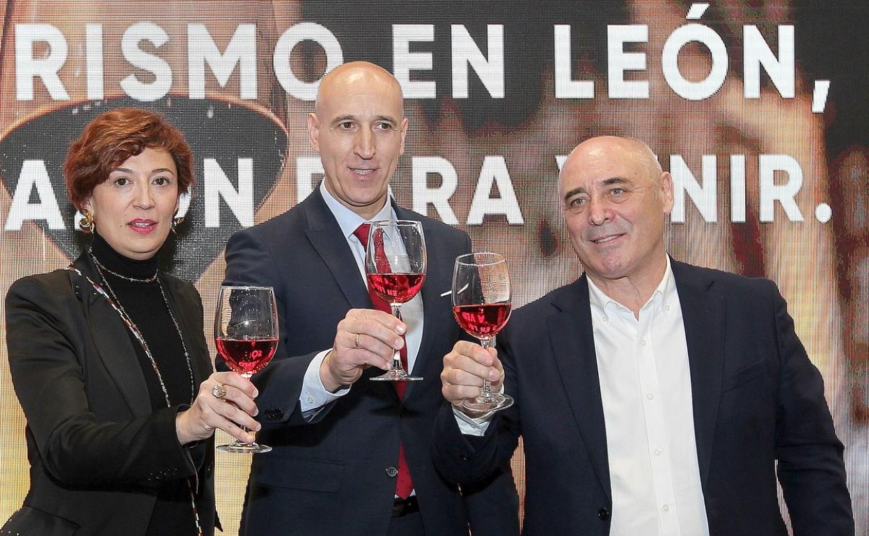 Brindis para celebrar la presencia de los vinos de León en Fitur este miércoles.