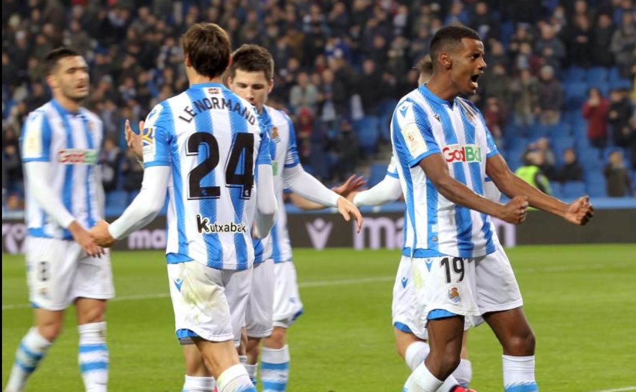 Los jugadores de la Real celebran el gol de Isak.