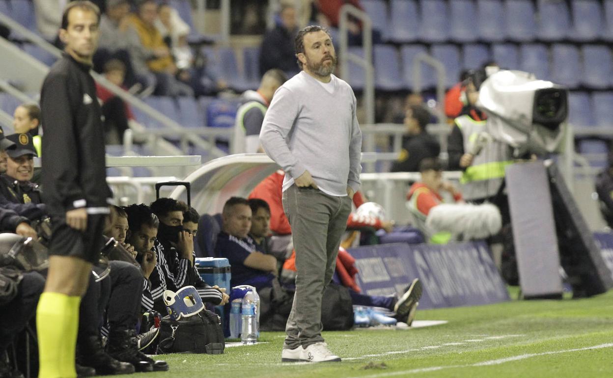 Sergio González sigue las evoluciones del partido desde la banda. 