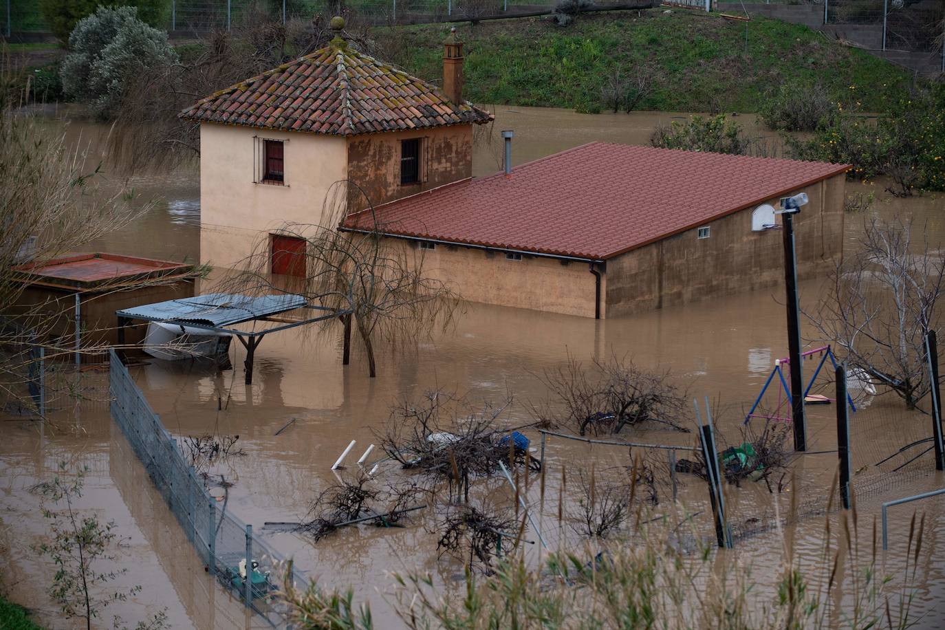 Una casa y sus terrenos anegados de agua tras el paso de la borrasca 'Gloria en Malgrat de Mar, cerca de Girona. 