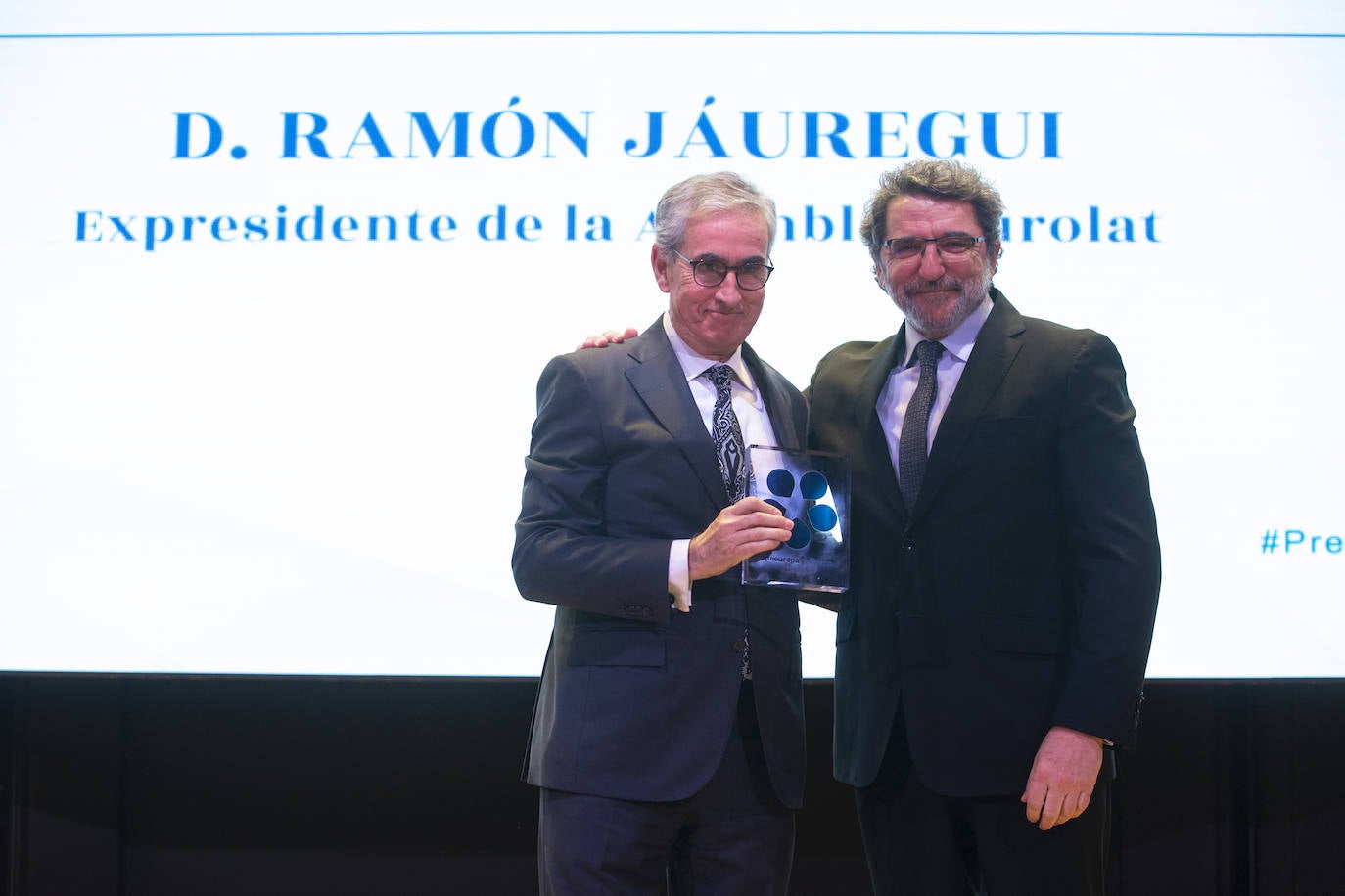 Ramón Jáuregui, Ex presidente de la Asamblea Eurolat, recoge el Reconocimiento a la trayectoria personal en pro de la construcción europea, entregado por Antonio Gutiérrez Limones, Presidente de la Delegación Española del Consejo Europeo.