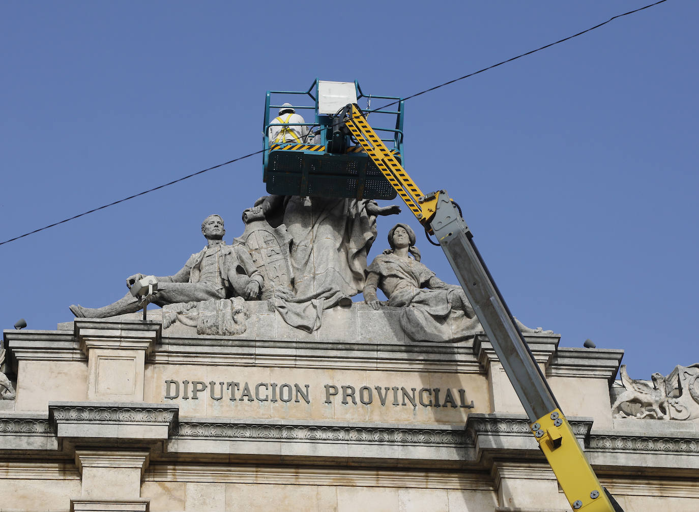Labores de anclaje del busto al resto del cuerpo escultórico. 