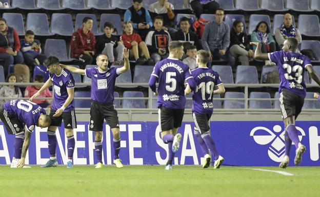 Los jugadores del Real Valladolid celebran el tanto de Sandro en Tenerife. 