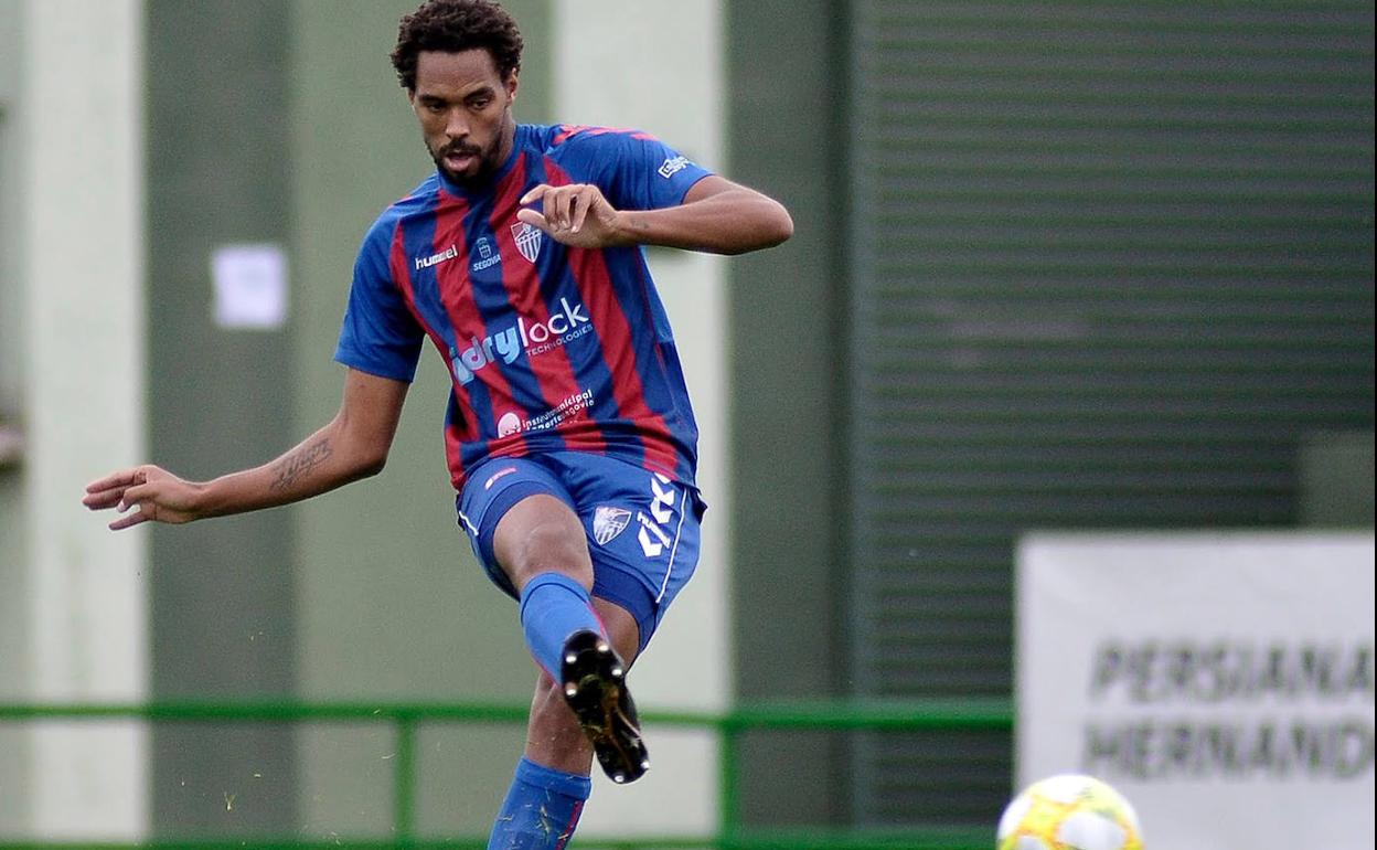 Rui pasa el balón en un partido de la Segoviana, en La Albuera. 