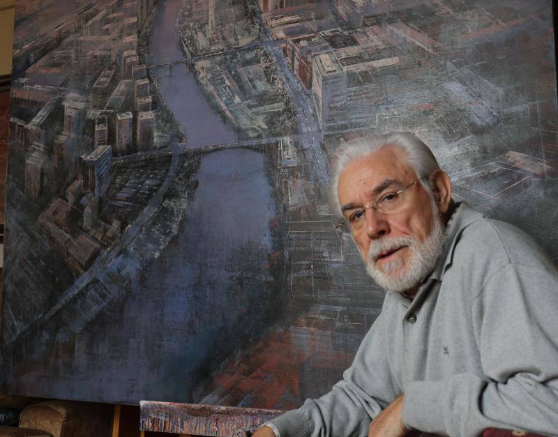 Miguel Santos ante el cuadro.
