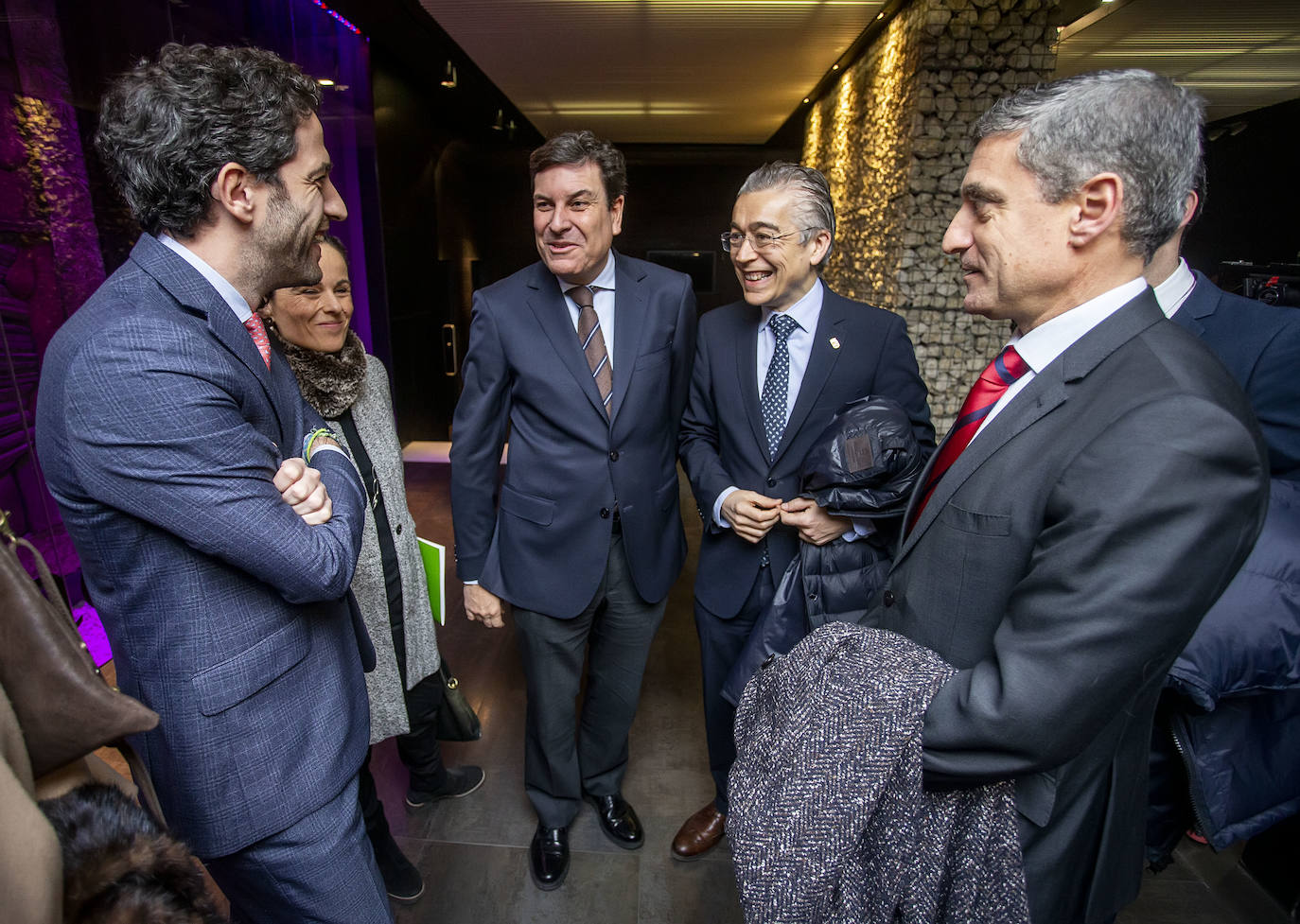 El consejero de Economía y Hacienda, Carlos Fernández Carriedo (C), charla con el presidente de Iberaval, César Pontvianne, (I), el director de Fundación Caja de Burgos, Rafael Barbero (D), y el delegado de la Junta en Burgos, Roberto Sáiz (2D).