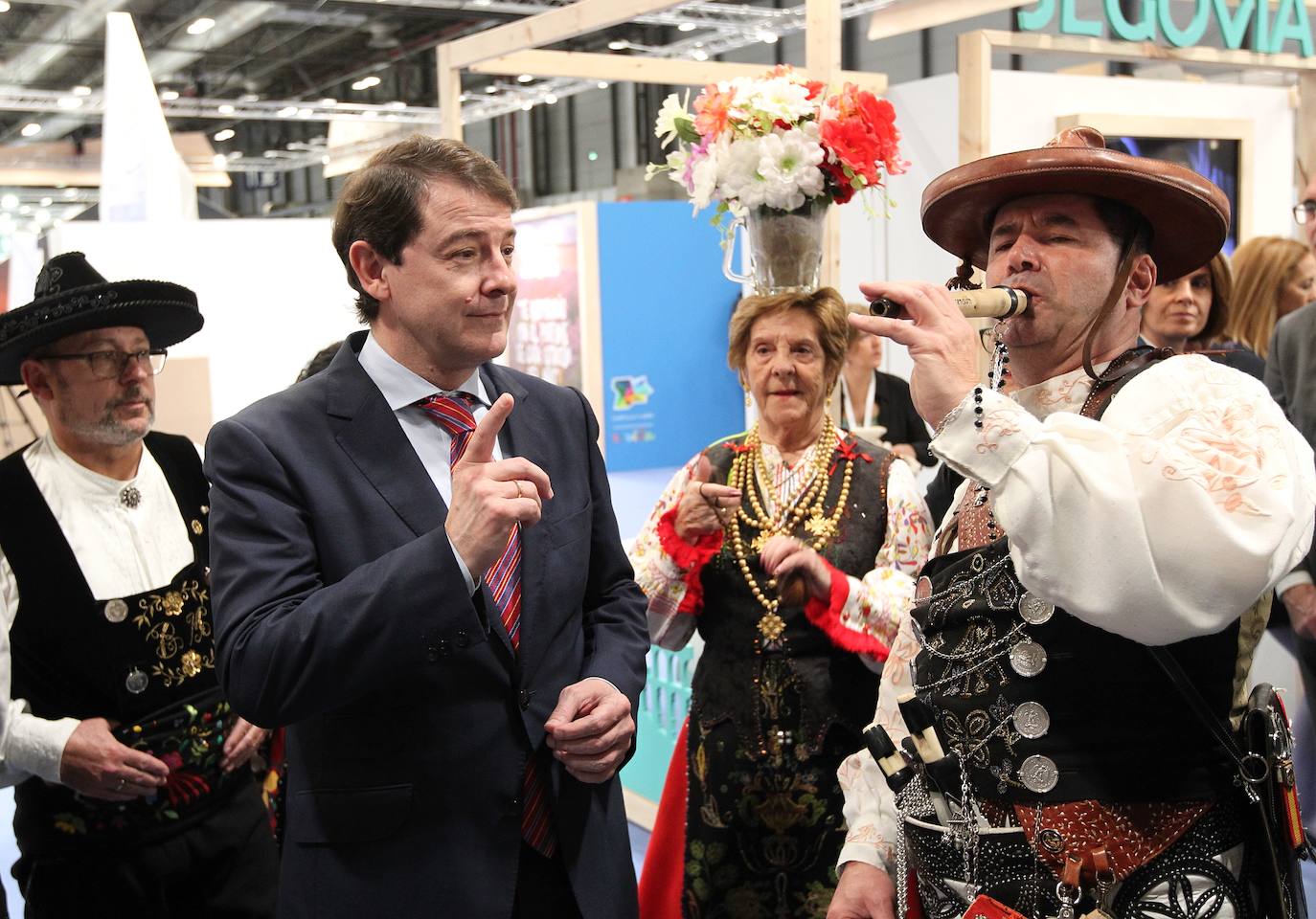 El presidente de la Junta, Alfonso Fernández Mañueco, visita el pabellón de Castilla y León, en Fitur.