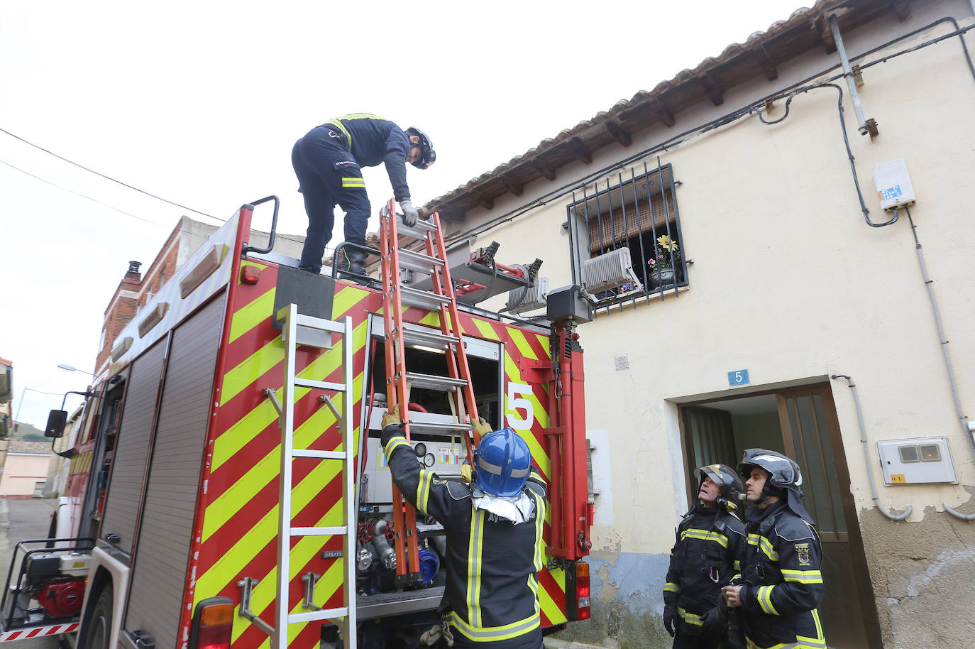Bomberos de Palencia tras sofocar un pequeño incendio en el número 5 de la calle El Reloj de Monzón de Campos, provocado por un cortocrcuito, no habia nadie en el interior de la vivienda y ha sido una vecina la que ha alertado a los bomberos.