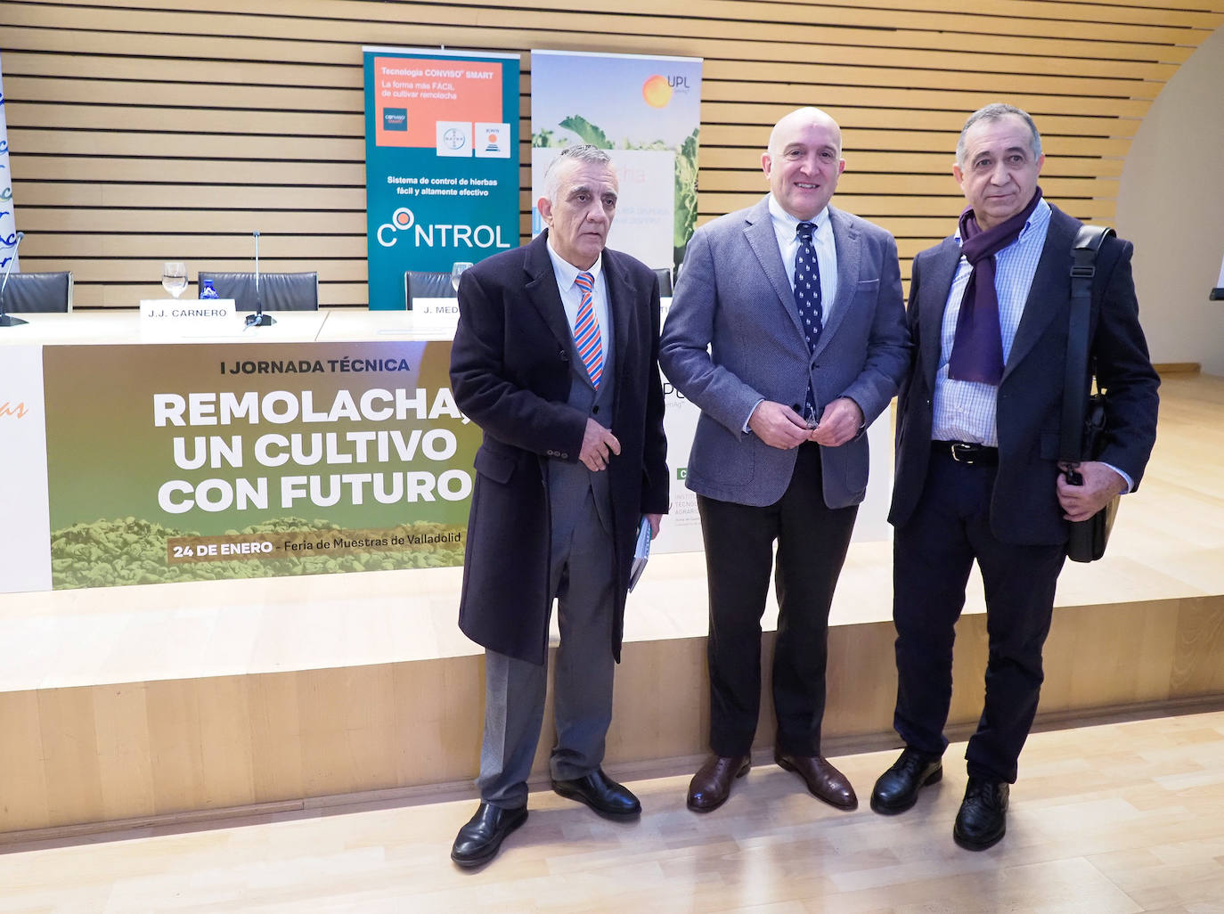 El consejero de Agricultura, Ganadería y Desarrollo Rural, Jesús Julio Carnero, inaugura una jornada técnica baja el título 'Remolacha, un cultivo con futuro', en compañía del presidente de Acor Justino Medrano.