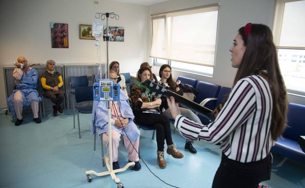 Clara Prados, profesora de canto, ofrece un concierto en la planta de Oncología. 