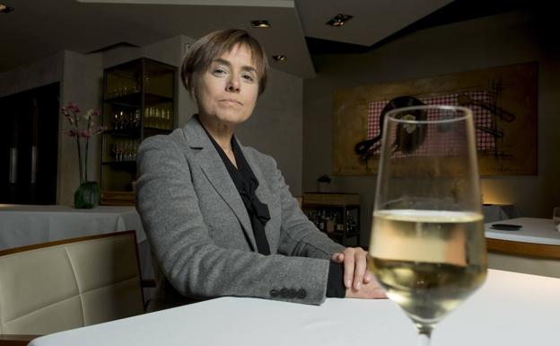 La jefe de sala y sumiller Noemí Martínez, posa en una mesa del restaurante Trigo. 