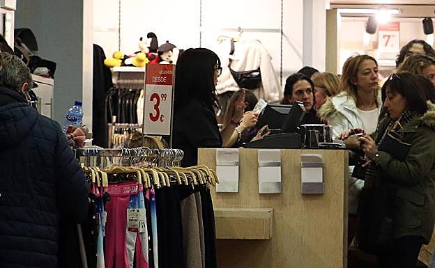 Una dependienta atiende a unos clientes en una tienda de moda de la capital segoviana. 
