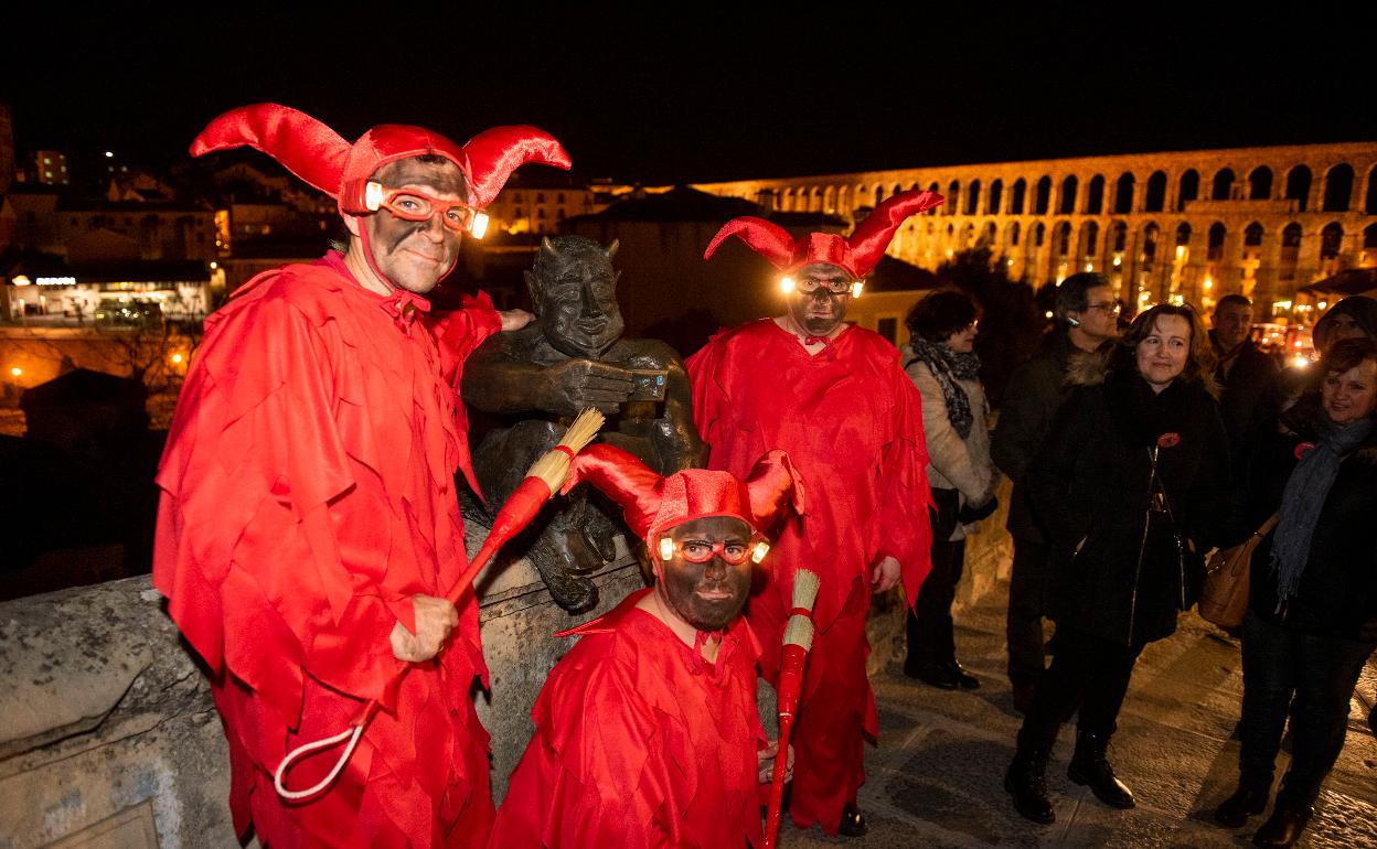 Diablillos de Sepúlveda, junto a la escultura, anoche. 