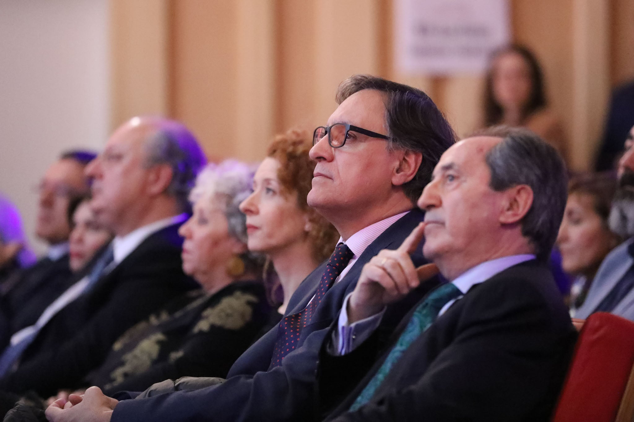 Cruz Roja Salamanca celebró ayer una accidentada XXIV edición de sus Premios Solidaridad. La gala, que fue interrumpida por una alerta de incendio que se quedó en un susto, fue presentada por el periodista y presentador de televisión Javier Gallego.