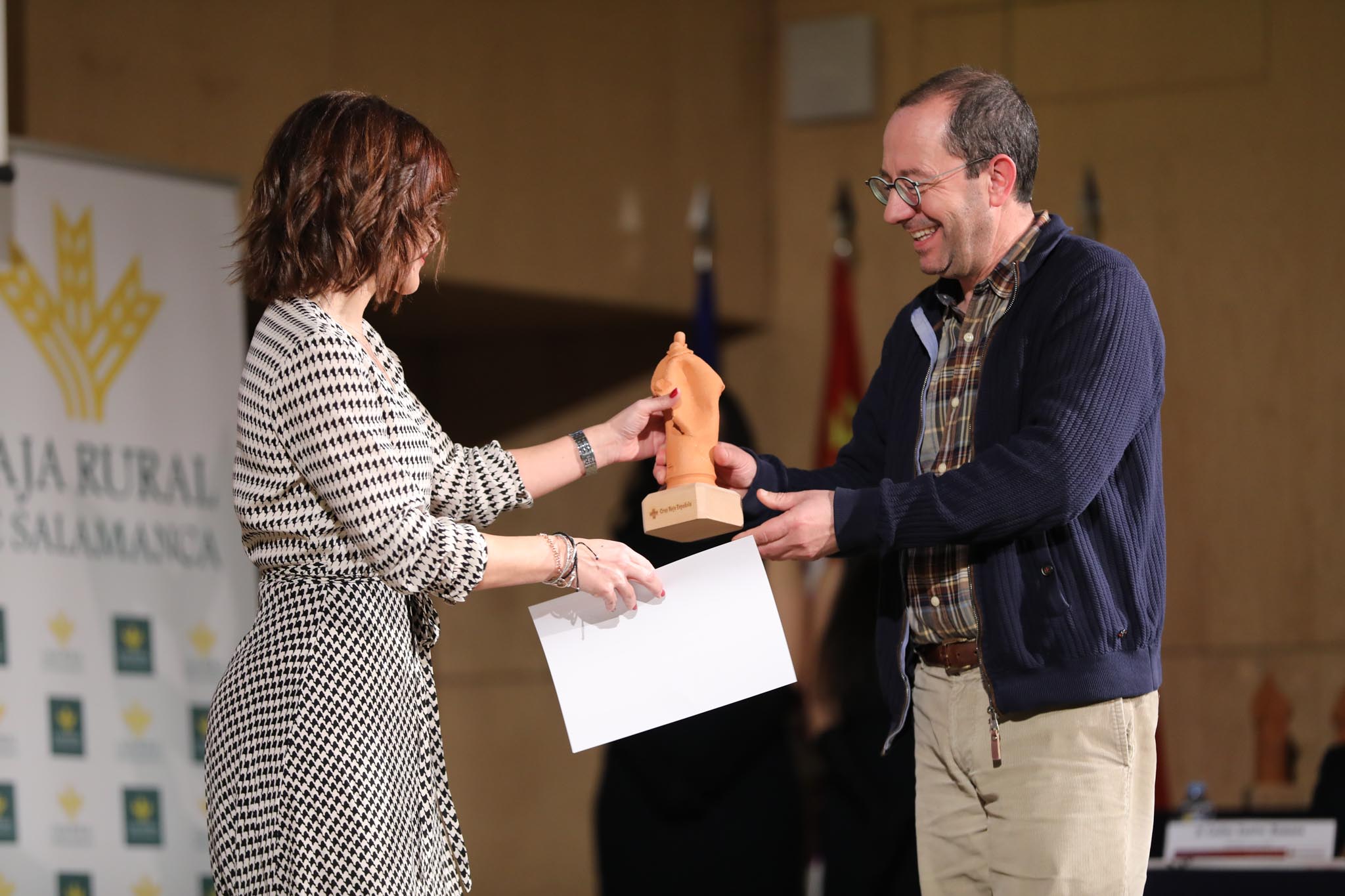 Cruz Roja Salamanca celebró ayer una accidentada XXIV edición de sus Premios Solidaridad. La gala, que fue interrumpida por una alerta de incendio que se quedó en un susto, fue presentada por el periodista y presentador de televisión Javier Gallego.