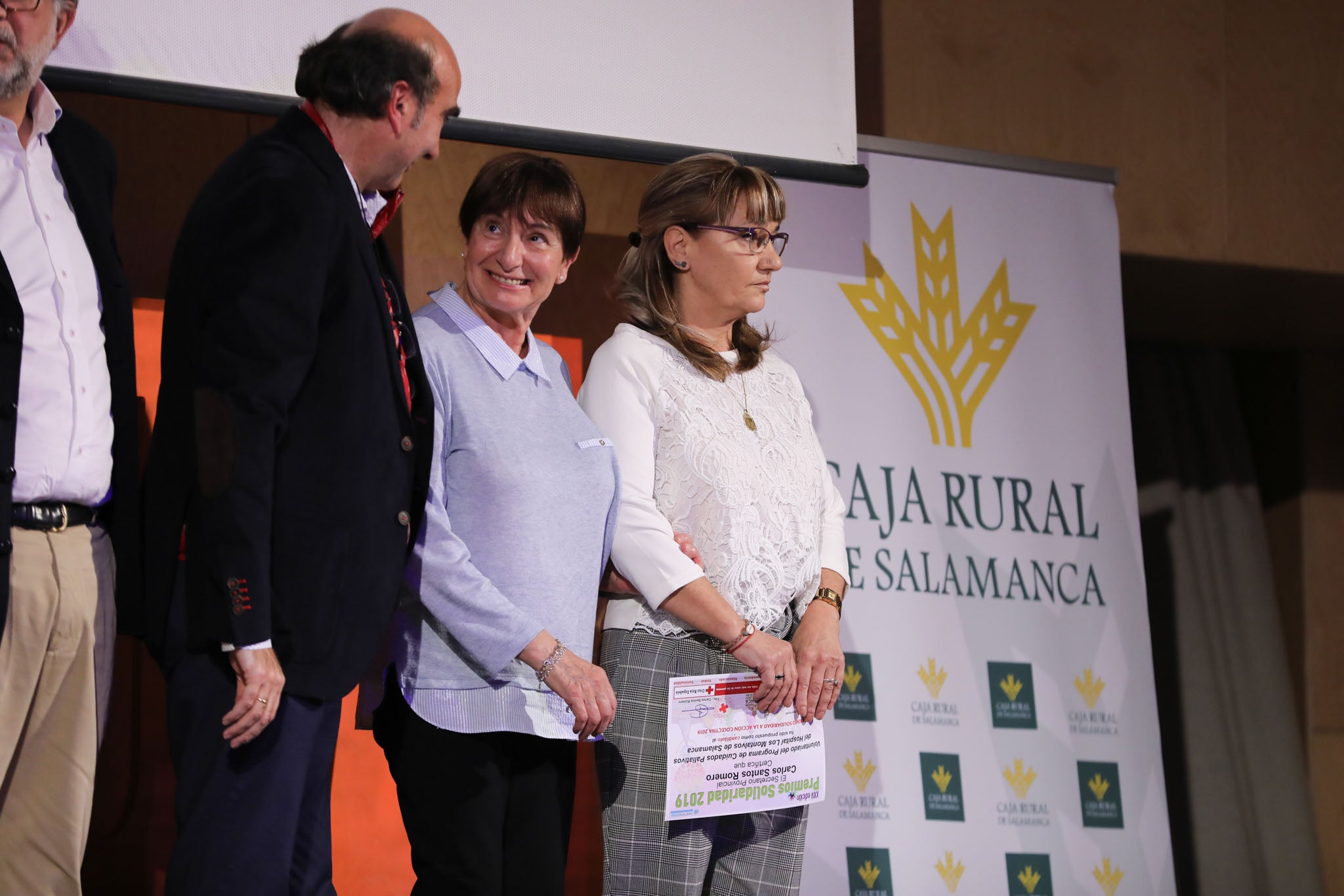 Cruz Roja Salamanca celebró ayer una accidentada XXIV edición de sus Premios Solidaridad. La gala, que fue interrumpida por una alerta de incendio que se quedó en un susto, fue presentada por el periodista y presentador de televisión Javier Gallego.