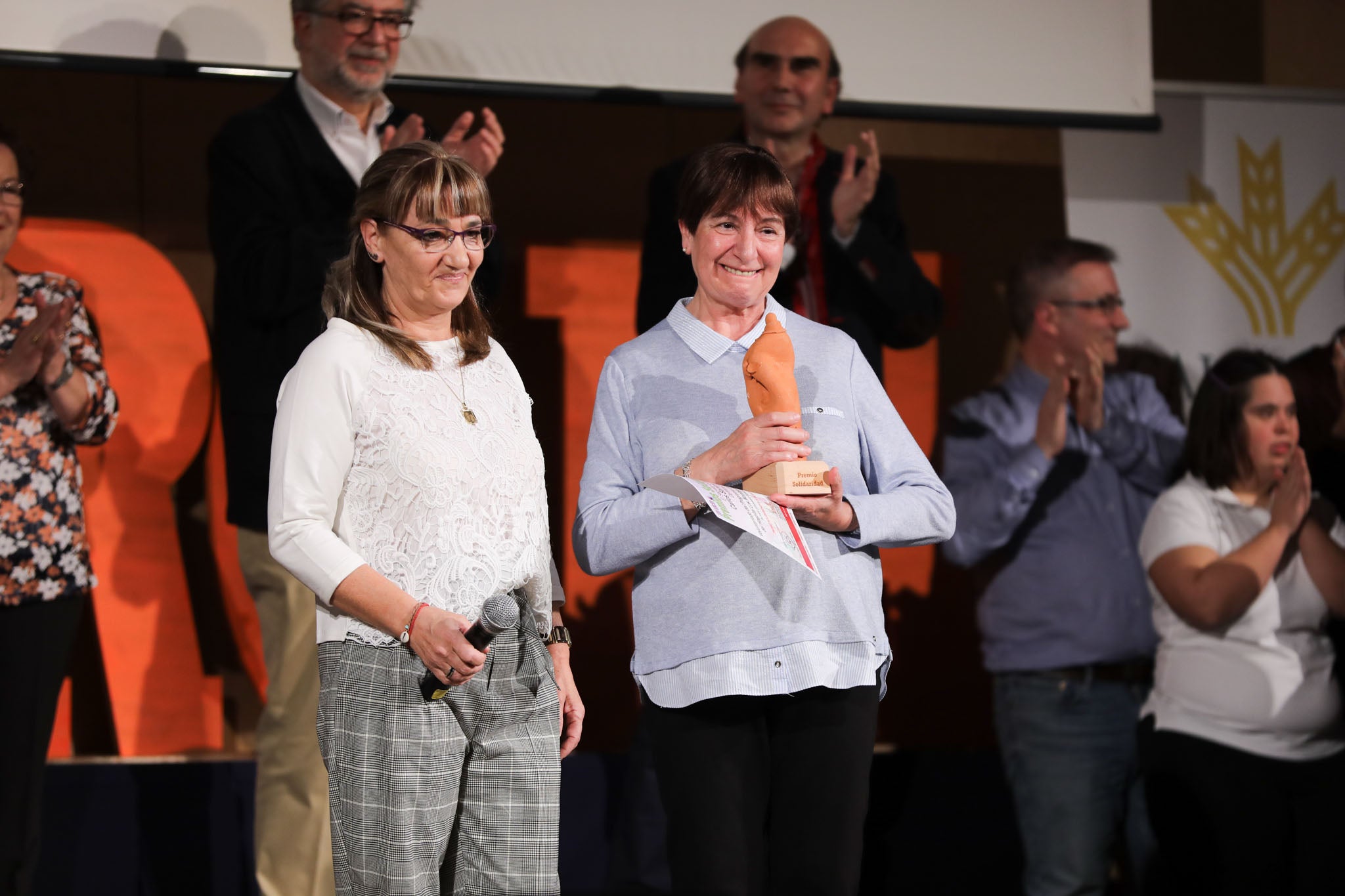 Cruz Roja Salamanca celebró ayer una accidentada XXIV edición de sus Premios Solidaridad. La gala, que fue interrumpida por una alerta de incendio que se quedó en un susto, fue presentada por el periodista y presentador de televisión Javier Gallego.