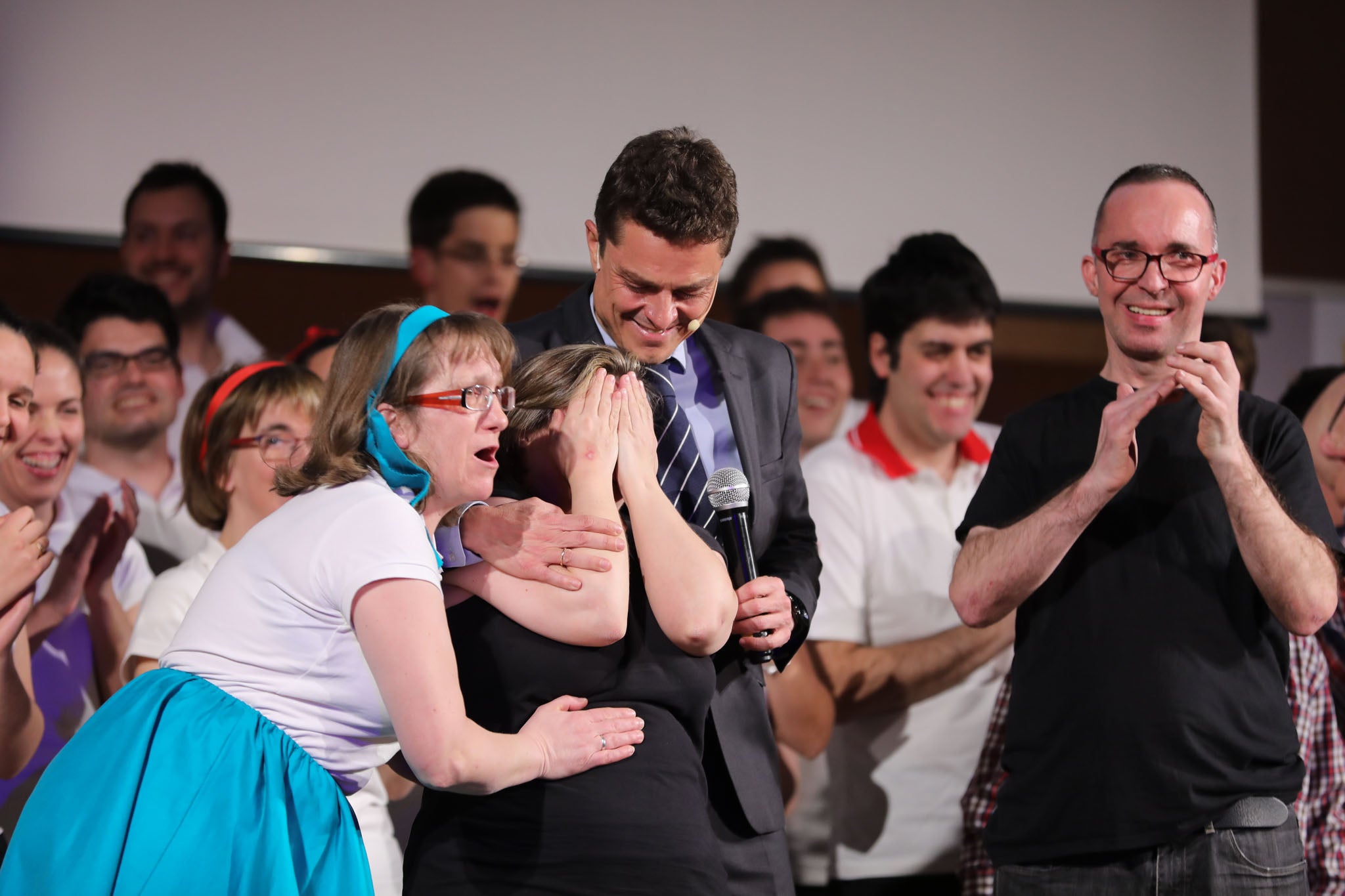 Cruz Roja Salamanca celebró ayer una accidentada XXIV edición de sus Premios Solidaridad. La gala, que fue interrumpida por una alerta de incendio que se quedó en un susto, fue presentada por el periodista y presentador de televisión Javier Gallego.