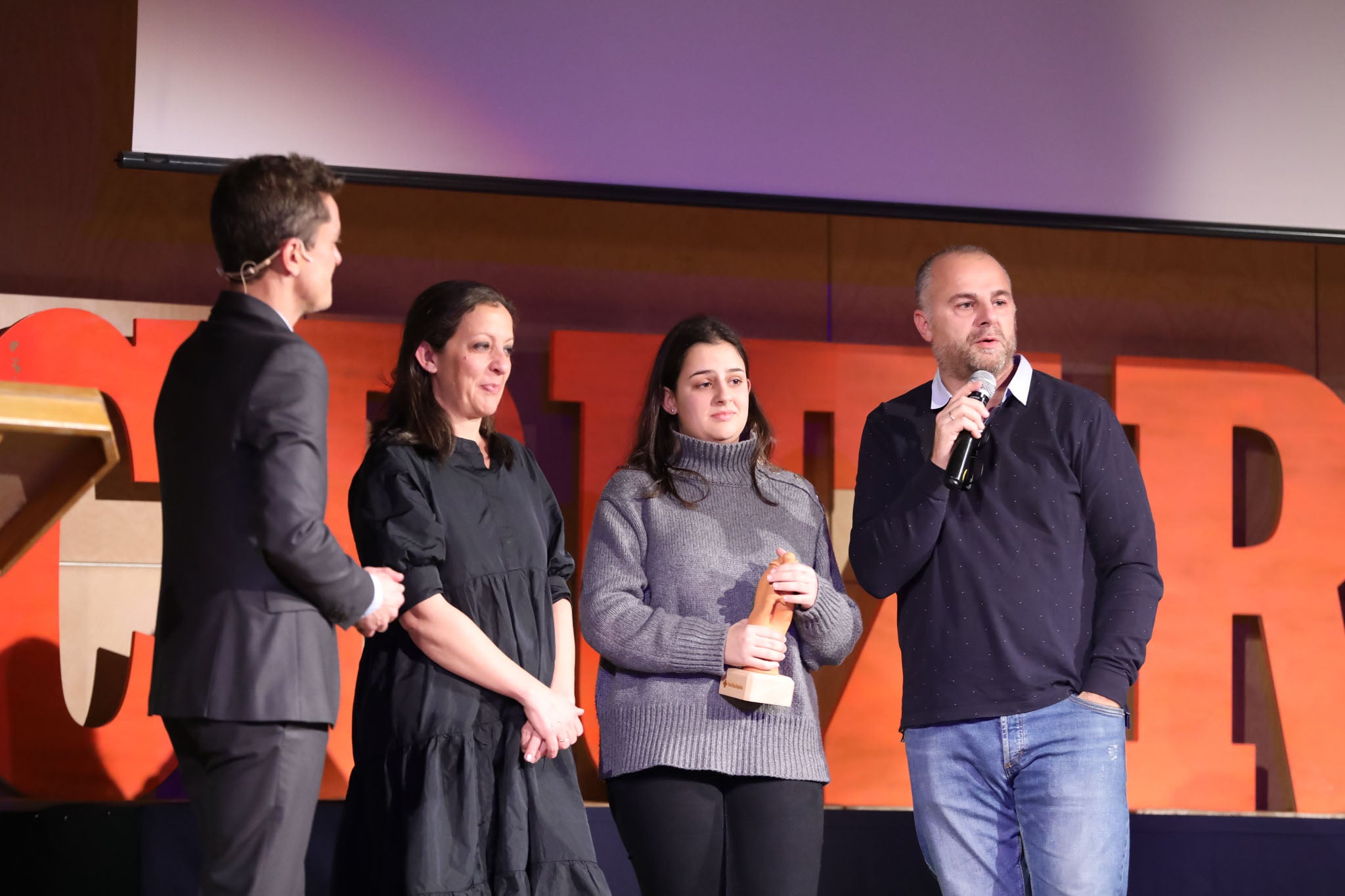 Cruz Roja Salamanca celebró ayer una accidentada XXIV edición de sus Premios Solidaridad. La gala, que fue interrumpida por una alerta de incendio que se quedó en un susto, fue presentada por el periodista y presentador de televisión Javier Gallego.