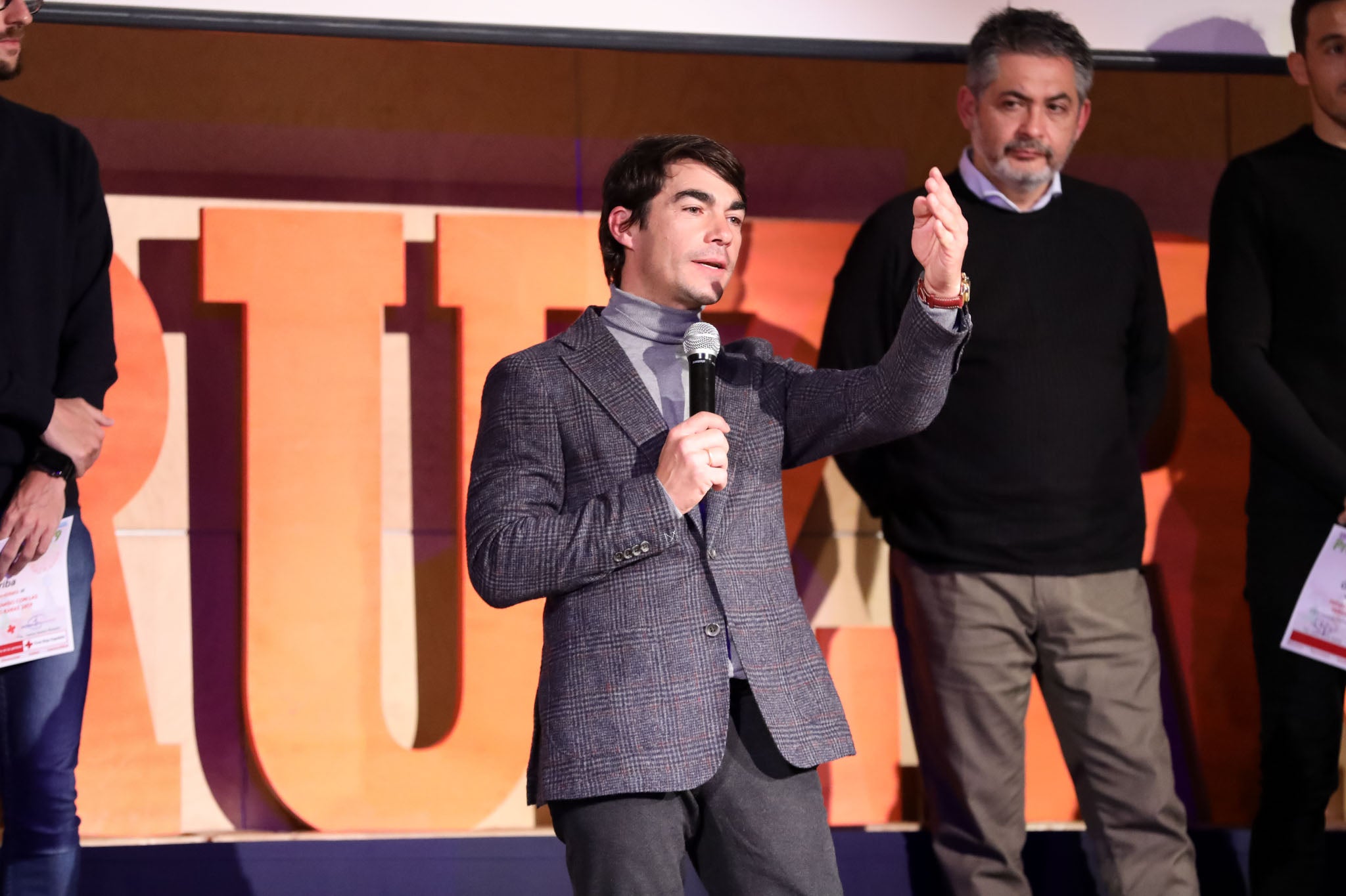 Cruz Roja Salamanca celebró ayer una accidentada XXIV edición de sus Premios Solidaridad. La gala, que fue interrumpida por una alerta de incendio que se quedó en un susto, fue presentada por el periodista y presentador de televisión Javier Gallego.